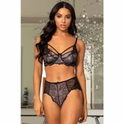 Pour Moi Black Dark Romance Brief